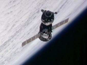 "Союз ТМА-М" около МКС. Кадр NASA TV
