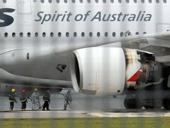 A380 компании Qantas с поврежденным двигателем. Фото (c)AFP A380 компании Qantas с поврежденным двигателем. Фото (c)AFP