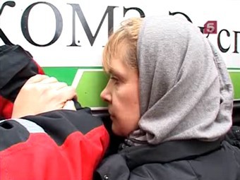 Татьяна Догилева блокирует автотехнику в Малом Козихинском переулке. Кадр Пятого канала