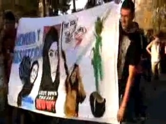 Акция протеста около базы Форт Беннинг. Кадр видеозаписи с сервиса YouTube