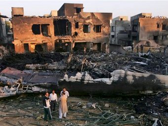 На месте крушения Ил-76 в Карачи. Фото (c)AP На месте крушения Ил-76 в Карачи. Фото (c)AP