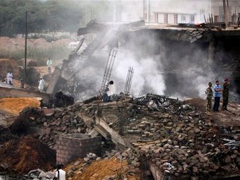 На месте крушения Ил-76 в Карачи. Фото (c)AP На месте крушения Ил-76 в Карачи. Фото (c)AP
