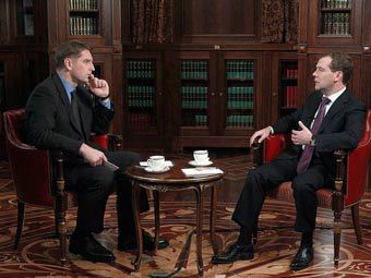 Дмитрий Медведев беседует с польским журналистом. Фото пресс-службы президента России 