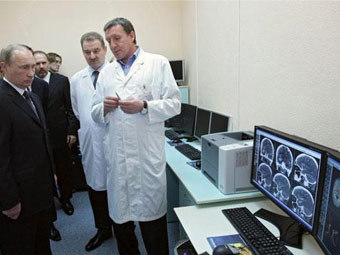 Владимир Путин во время посещения ивановской больницы. Фото с сайта premier.gov.ru
