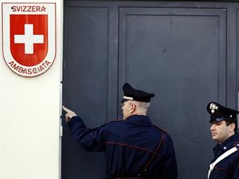 Карабинеры возле посольства Швейцарии в Риме. Фото (c)AFP Карабинеры возле посольства Швейцарии в Риме. Фото (c)AFP