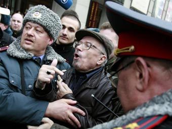 Эдуард Лимонов (в центре). Фото ©AFP