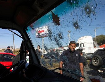 Мексиканские полицейские у обстрелянного наркомафией грузовика. Архивное фото (c)AP