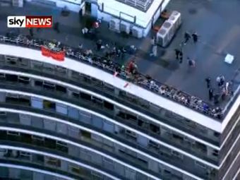 Падение огнетушителя с крыши комплекса Millbank 10 ноября 2010 года. Кадр Sky News Падение огнетушителя с крыши комплекса Millbank 10 ноября 2010 года. Кадр Sky News