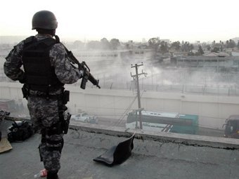 Мексиканский полицейский у одной из тюрем. Архивное фото (c)AFP Мексиканский полицейский у одной из тюрем. Архивное фото (c)AFP
