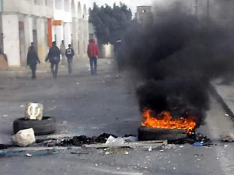Район беспорядков в столице Туниса. Фото (c)AFP Район беспорядков в столице Туниса. Фото (c)AFP