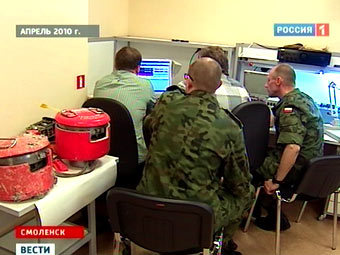 Польские и российские специалисты изучают записи 'черных ящиков' Ту-154. Кадр телеканала 'Россия 1', архив Польские и российские специалисты изучают записи 'черных ящиков' Ту-154. Кадр телеканала 'Россия 1', архив