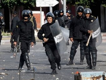 Полицейские на улицах Туниса. Фото (c)AFP Полицейские на улицах Туниса. Фото (c)AFP
