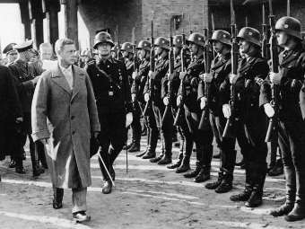 Эдуард VIII во время своего визита в Германию в 1937 году. Фото Bundesarchiv Эдуард VIII во время своего визита в Германию в 1937 году. Фото Bundesarchiv