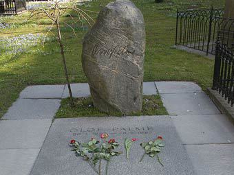 Памятник Улофу Пальме на кладбище в Стокгольме. Фото Tage Olsin с сайта wikipedia.org Памятник Улофу Пальме на кладбище в Стокгольме. Фото Tage Olsin с сайта wikipedia.org