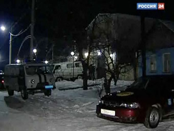 Милиция у дома, где было совершено преступление. Кадр телеканала Россия 24 Милиция у дома, где было совершено преступление. Кадр телеканала Россия 24