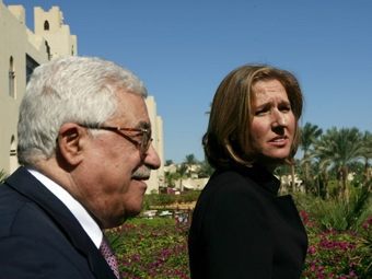 Махмуд Аббас и Ципи Ливни на переговорах в ноябре 2008 года. Фото из архива (c)AFP Махмуд Аббас и Ципи Ливни на переговорах в ноябре 2008 года. Фото из архива (c)AFP