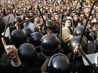 Столкновение протестующих с полицией в Каире. Фото (c)AFP Столкновение протестующих с полицией в Каире. Фото (c)AFP