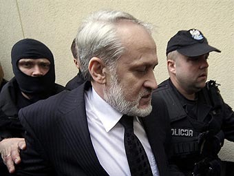 Ахмед Закаев в сопровождении польской полиции. Архивное фото (c)AFP Ахмед Закаев в сопровождении польской полиции. Архивное фото (c)AFP