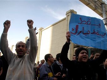 Демонстрация в Каире под лозунгом 'Долой Мубарака!'. Фото (c)AP Демонстрация в Каире под лозунгом 'Долой Мубарака!'. Фото (c)AP