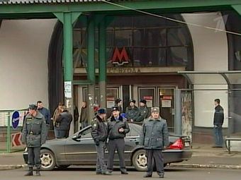 Оцепление у станции метро 'Лубянка' после теракта 29 марта 2010 года. Кадр Первого канала Оцепление у станции метро 'Лубянка' после теракта 29 марта 2010 года. Кадр Первого канала