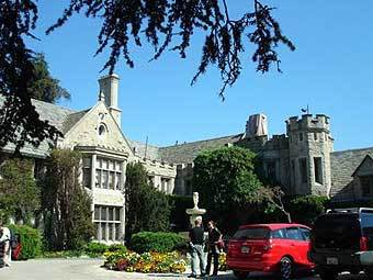 ������� Playboy Mansion. ���� � ����� buzznet.com 