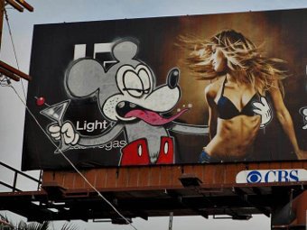 Микки-Маус Бэнкси на рекламном щите на бульваре Сансет. Изображение с сайта Бэнкси
