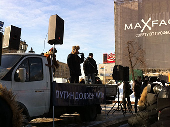 Гарри Каспаров (в меховой шапке, у микрофона) выступает на митинге 19 февраля 2011 года. Фото Алекса Соломина, @ribosomo