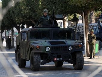 Военные на улицах Туниса. Архивное фото (c)AFP Военные на улицах Туниса. Архивное фото (c)AFP