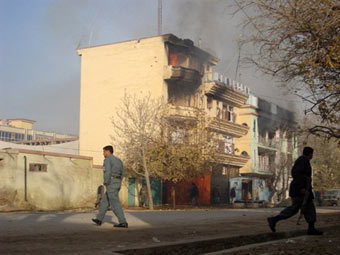 Полицейский на месте теракта в Кундузе. Фото (c)AFP Полицейский на месте теракта в Кундузе. Фото (c)AFP