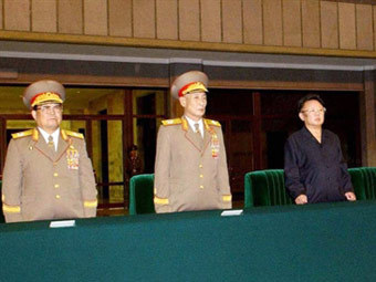 Министр обороны КНДР Ким Ен Чхун (слева). Фото (c)AFP Министр обороны КНДР Ким Ен Чхун (слева). Фото (c)AFP
