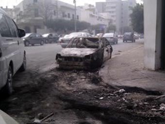 Сожженный автомобиль в Триполи. Фото очевидца с сайта libyafeb17.com Сожженный автомобиль в Триполи. Фото очевидца с сайта libyafeb17.com