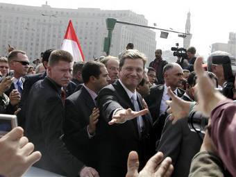 Глава МИДа ФРГ Гидо Вестервелле на площади Тахрир. Фото (c)AP Глава МИДа ФРГ Гидо Вестервелле на площади Тахрир. Фото (c)AP