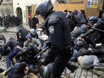 Задержание участников беспорядков в Загребе 26 февраля 2011 года. Фото (c)AFP Задержание участников беспорядков в Загребе 26 февраля 2011 года. Фото (c)AFP
