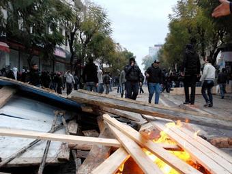 Участники акций протеста в Тунисе. Фото (c)AFP Участники акций протеста в Тунисе. Фото (c)AFP