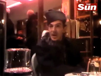 Джон Гальяно. Кадр из видеозаписи с сайта thesun.co.uk Джон Гальяно. Кадр из видеозаписи с сайта thesun.co.uk