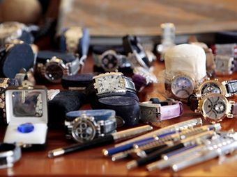 Часть похищенного из салона Harry Winston, изъятая в июне 2009 года. Архивное фото (c)AFP Часть похищенного из салона Harry Winston, изъятая в июне 2009 года. Архивное фото (c)AFP
