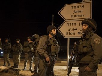 Израильские солдаты блокируют въезд в Итамар. Фото (c)AFP Израильские солдаты блокируют въезд в Итамар. Фото (c)AFP