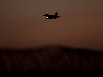 F-16 ВВС Дании направляется в Ливию. Архивное фото (c)AFP F-16 ВВС Дании направляется в Ливию. Архивное фото (c)AFP