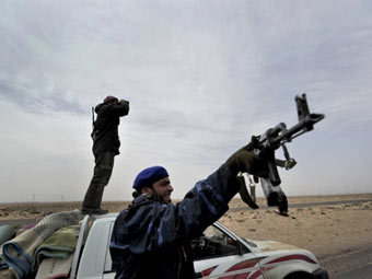 Повстанцы близ Сирта. Фото (c)AFP Повстанцы близ Сирта. Фото (c)AFP