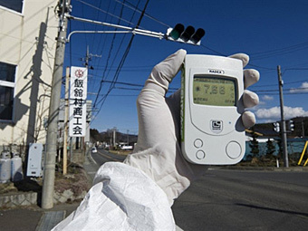 Замер уровня радиации вблизи АЭС "Фукусима-1". Фото ©AFP