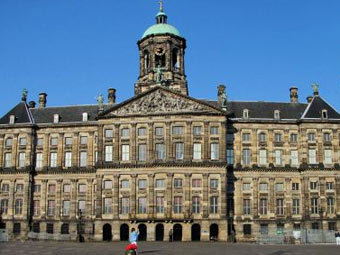 Королевский дворец в Амстердаме. Фото с сайта holland.com Королевский дворец в Амстердаме. Фото с сайта holland.com