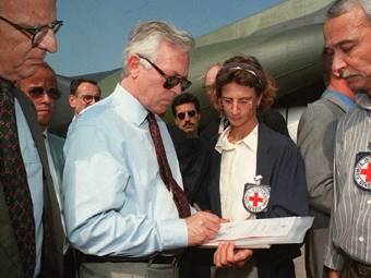 Бернд Шмидбауэр в Бейруте в 1996 году. Фото (c)AFP Бернд Шмидбауэр в Бейруте в 1996 году. Фото (c)AFP