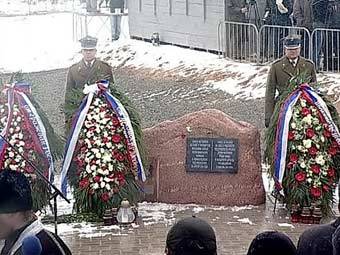 Мемориал на места крушения Ту-154 президента Польшы. Архивный кадр телеканала 'Россия 1' Мемориал на места крушения Ту-154 президента Польшы. Архивный кадр телеканала 'Россия 1'