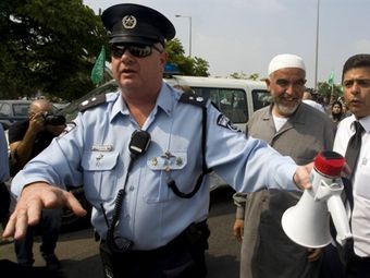 Раед Салах (второй справа) прибывает в тюрьму в июле 2010 года. Фото (c)AFP Раед Салах (второй справа) прибывает в тюрьму в июле 2010 года. Фото (c)AFP
