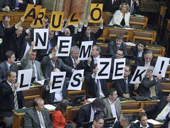 Представители партии 'Йоббик' в парламенте Венгрии. Фото (c)AFP Представители партии 'Йоббик' в парламенте Венгрии. Фото (c)AFP