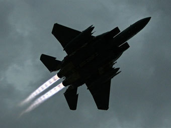 Американский самолет в небе над Ливией. Фото (c)AFP Американский самолет в небе над Ливией. Фото (c)AFP