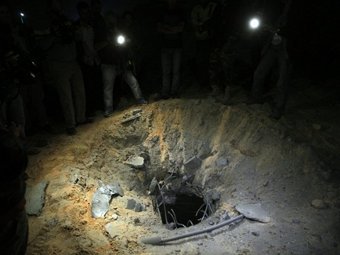 Последствия обстрела базы Баб аль-Азизия в Триполи. Фото (c)AFP Последствия обстрела базы Баб аль-Азизия в Триполи. Фото (c)AFP