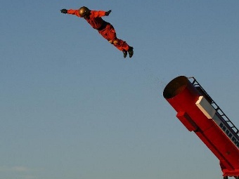���� "�������-����". ���� � ����� Scott May�s Daredevil Stunt Show