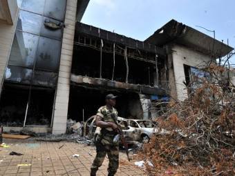 Ивуарийский солдат в Абиджане. Фото (c)AFP Ивуарийский солдат в Абиджане. Фото (c)AFP