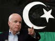 Джон Маккейн во время пресс-конференции в Бенгази. Фото (c)AFP